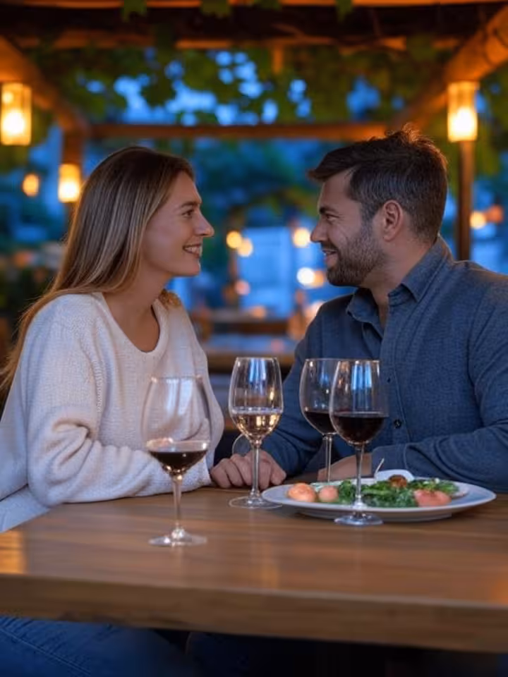 Paar bei romantischem Date in einem Wachauer Heurigen mit Weinverkostung