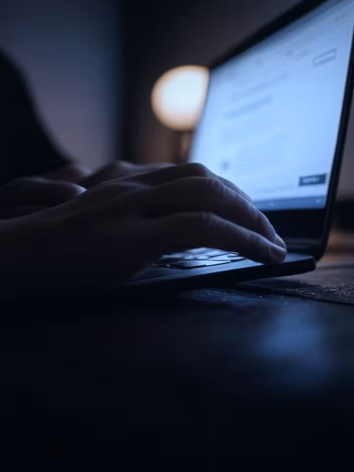 Phishing-Website auf Laptop-Bildschirm beim Dateneingeben