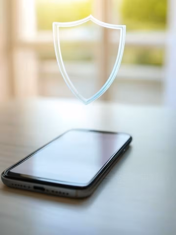 Schutzsymbol über Dating-App auf Smartphone – Sicherheitskonzept